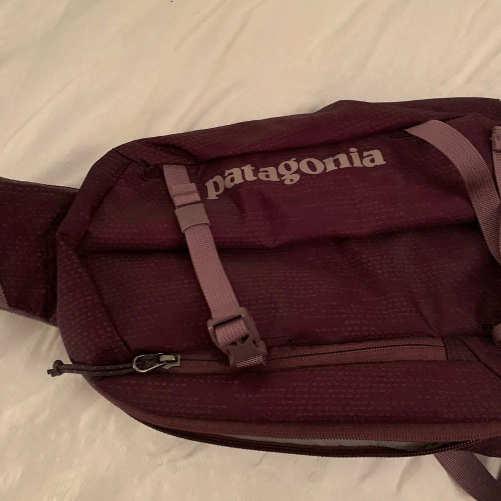 Patagonia Atom 8L sling pack dark purple/mauve